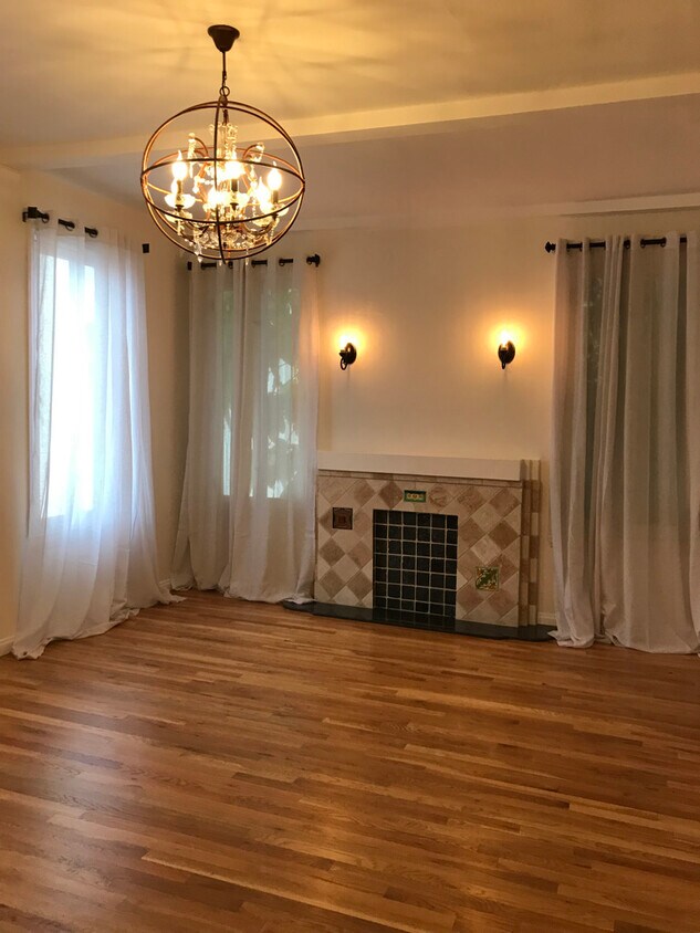 Foto principal - 249 S Spalding Dr