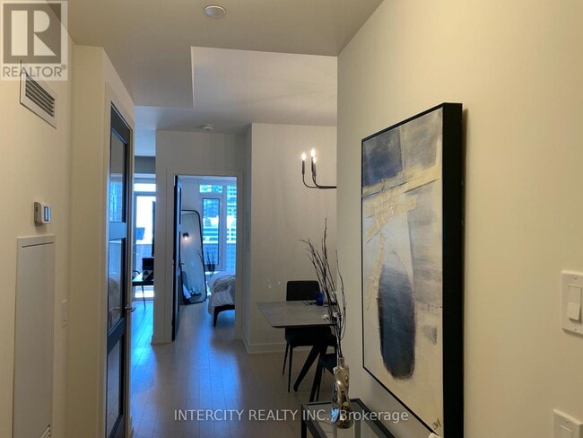 Building Photo - 330 Richmond St W