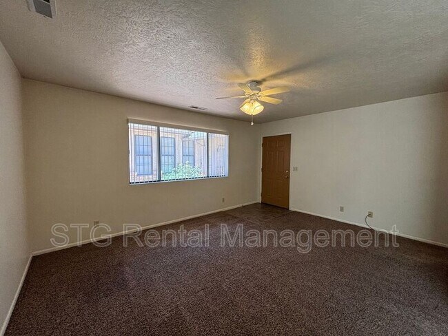 Foto del edificio - 325 N Main St