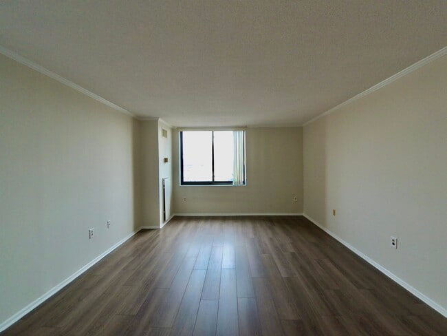 Building Photo - 1009 Harmon Cove Tower