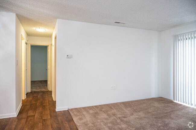 2BR, 1BA - 824SF - Country Club Apartments