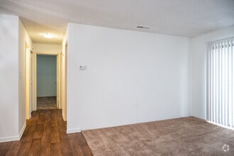 2BR, 1BA - 824SF - Country Club Apartments