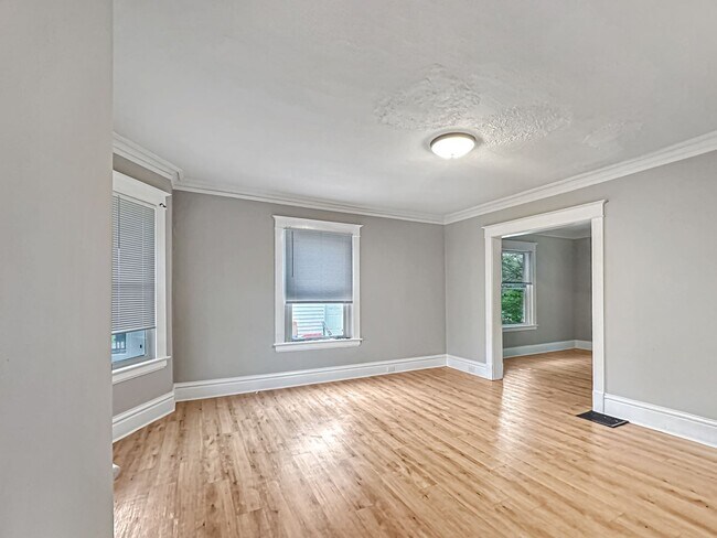 Foto del edificio - Beautifully updated 4 Bedroom 1.5 Bathroom