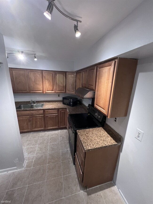 Building Photo - 3 br, 1 bath Townhome - 51 Presidential Drive