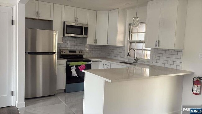 Foto del edificio - 671 Midland Ave