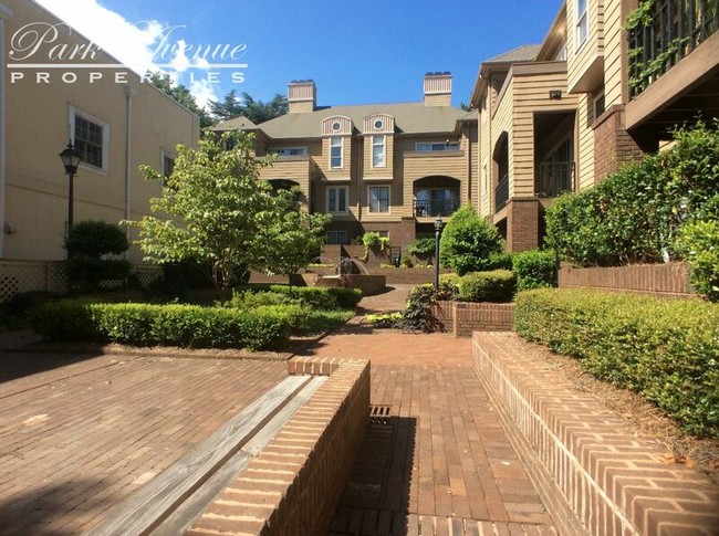 Foto del edificio - 1109 E Morehead St