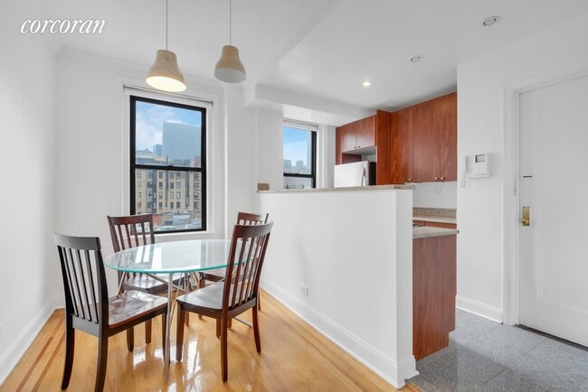 Building Photo - 30 E 68th St