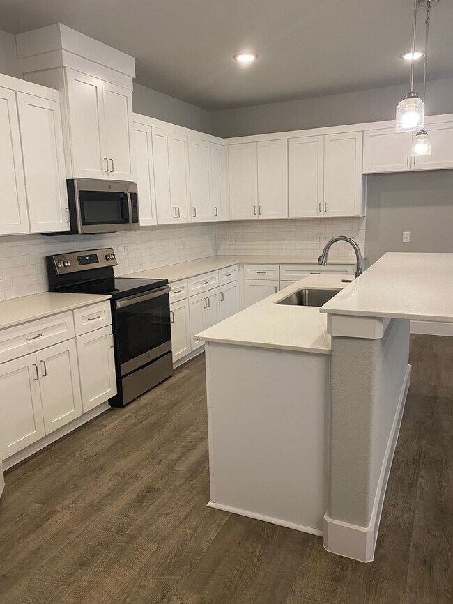 Foto del edificio - 3/2/2 FIREPLACE - NEW FLOORING + NEW PAINT