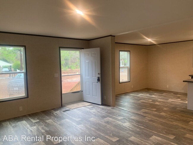Building Photo - 3 br, 2 bath House - 460 Lake Drive