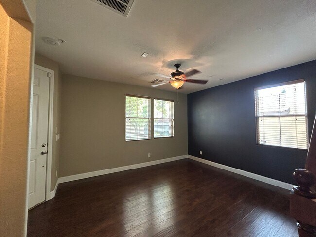 Building Photo - Great Henderson property