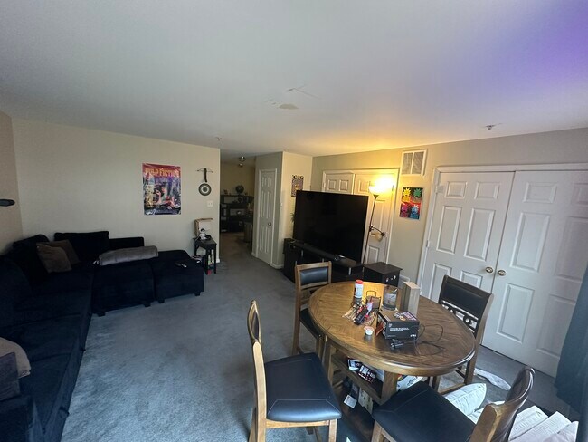 Foto del edificio - 9715 Quiet Brook Ln
