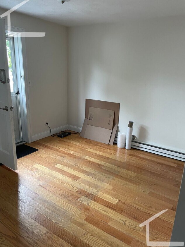 Building Photo - Nicely renovated studio available now!