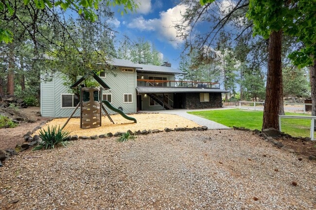 Building Photo - SW Bend Reverse-Living Home on .36 Acres | 5 Bedrooms | 3 Bathrooms