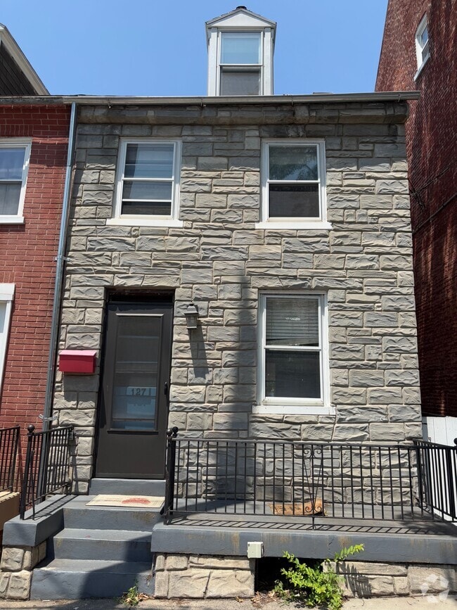 Building Photo - 127 E Vine St