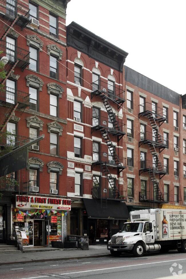 Foto del edificio - 16 First Avenue