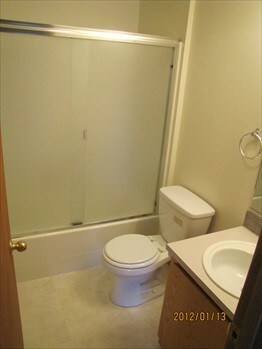 Building Photo - Spacious town home with off street parking