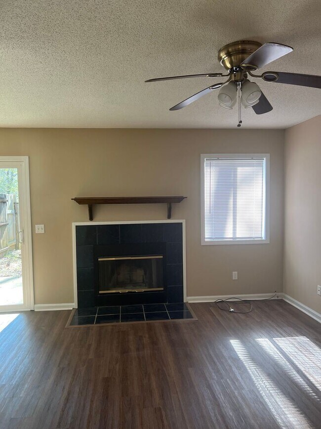 2 br, 1.5 bath House 327 Candlebrook Drive