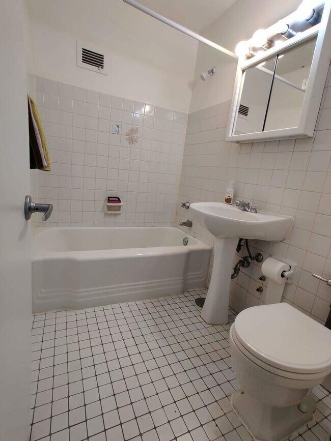 Foto del edificio - 4950 N Marine Dr