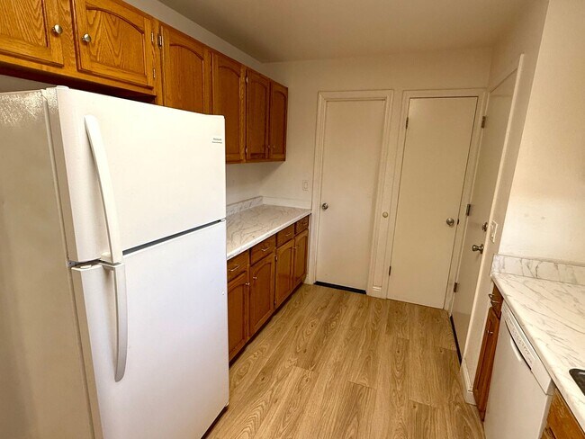 Foto del edificio - One level duplex in Windsor with 1 Car Garage, Cats Ok!