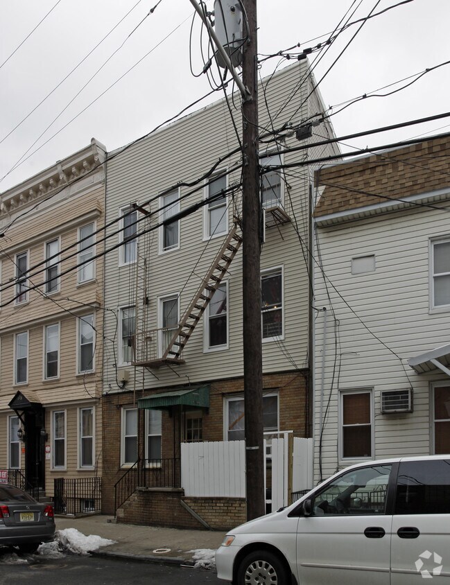 Building Photo - 515 26th St