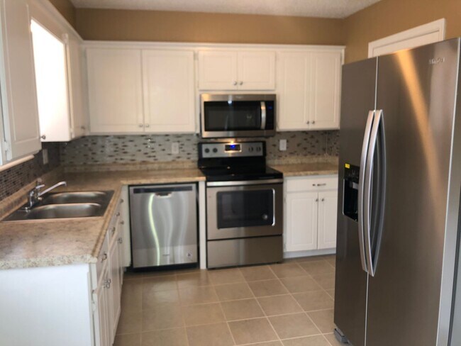 Foto del edificio - 3 bedrooms, 2 baths with a 2 car garage for rent near NE 10th between Midwest Blvd and Douglas Bl...