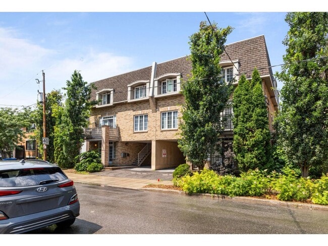 Building Photo - 325 Rue Champlain