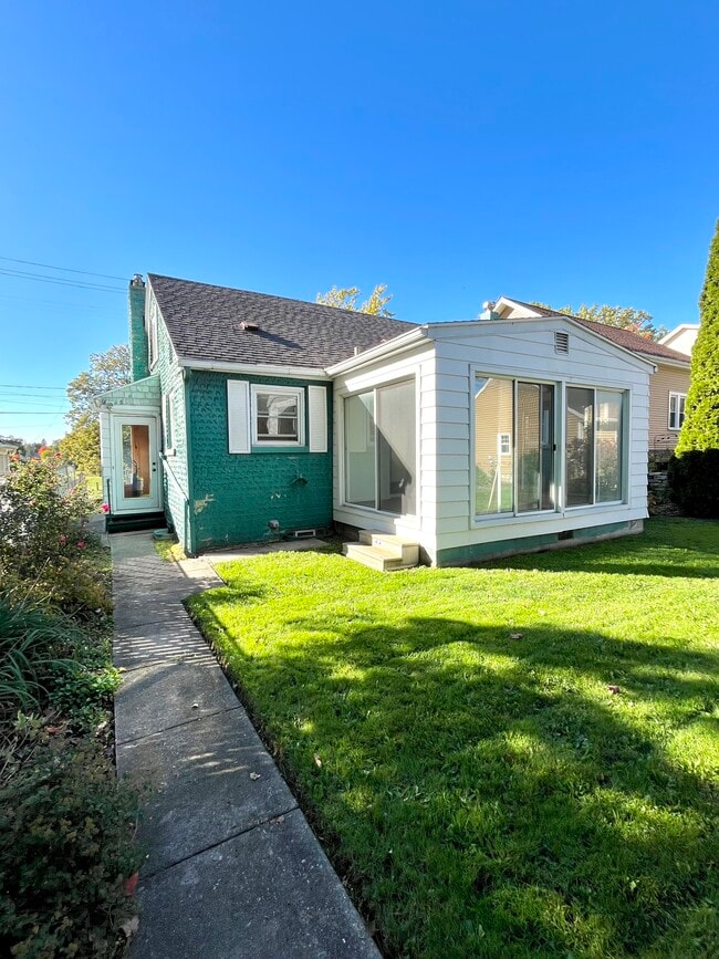 Building Photo - 706 Grand Ave NE