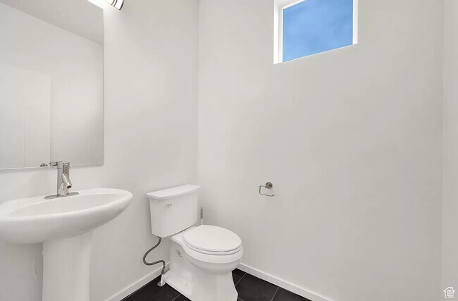 Foto del edificio - 1616 E Maple Way