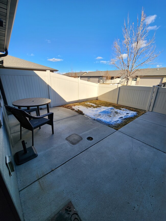 Small courtyard - 1454 River Edge Rd