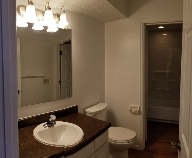 Building Photo - SPACIOUS 2 BD/1.5 BTH UNIT WITH 2 CAR GARAGE