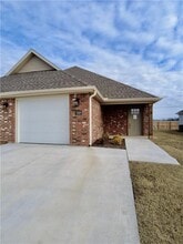 Building Photo - 3005 E Brookview Dr