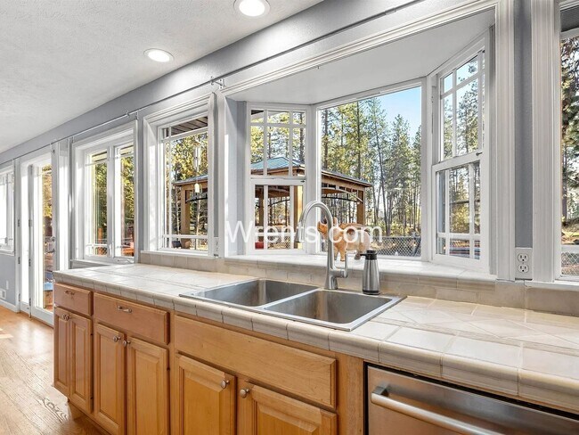 Building Photo - Your Own Slice of Spokane – 3BR/3BA Home West Plains Living - Bonus Shop available