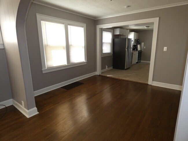 Building Photo - Gorgeous North Kansas City Bungalow