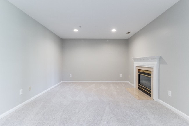 Building Photo - 733 Mashie Ct