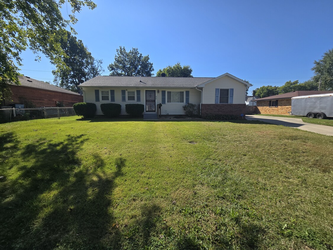 Primary Photo - 835 E Edwards Ave