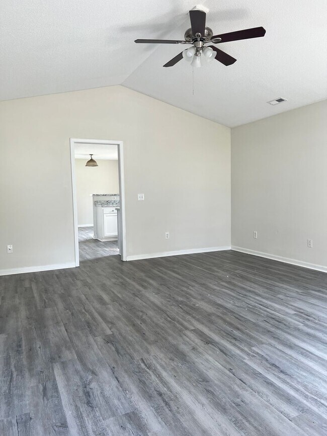Foto del edificio - 3 Bedroom 2 Bath House on Solera Available