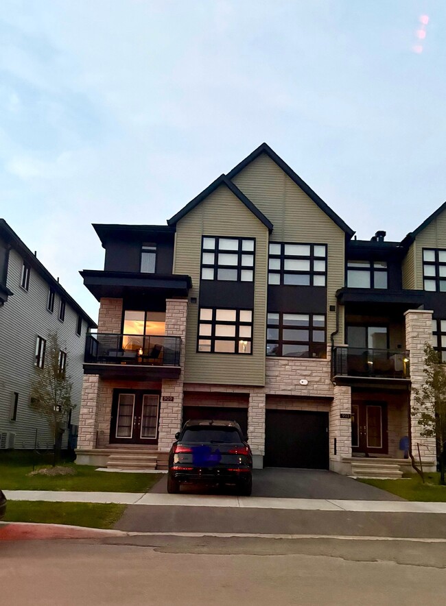 Building Photo - 909 Roger Griffiths Av