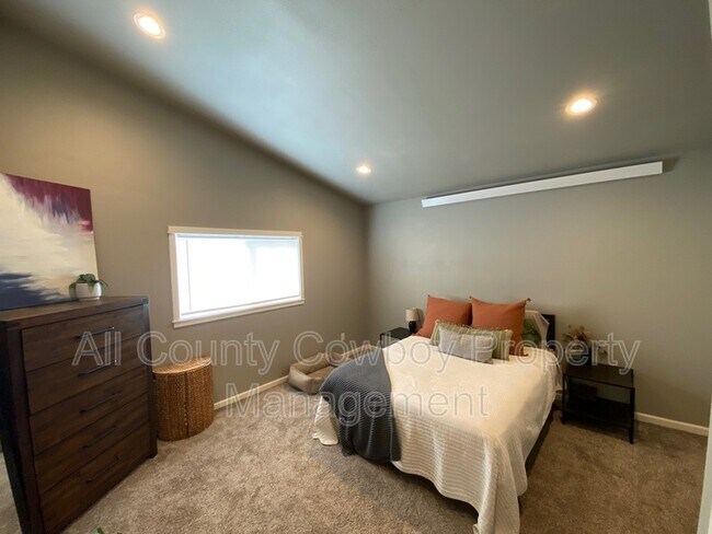 Foto del edificio - 352 N. Cedar St