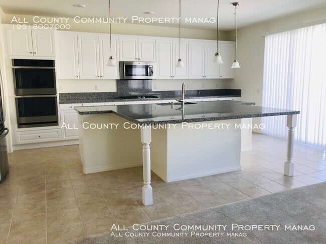 Building Photo - 4 Bedroom w. Den, 3.5 Bathroom Single Stor...