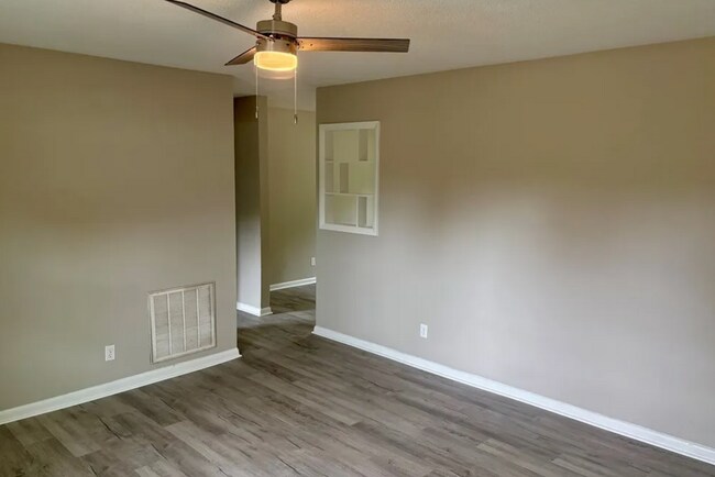 Building Photo - NEW LISTING!!!!!