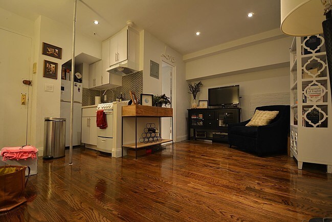 Building Photo - 330 W 84th St
