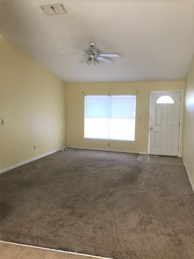 Building Photo - 3 bed 2 bath home