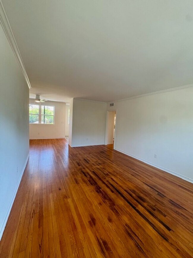 Foto del edificio - Renovated Three Bedrooms Condo in South Windermere- 6 mins from MUSC!