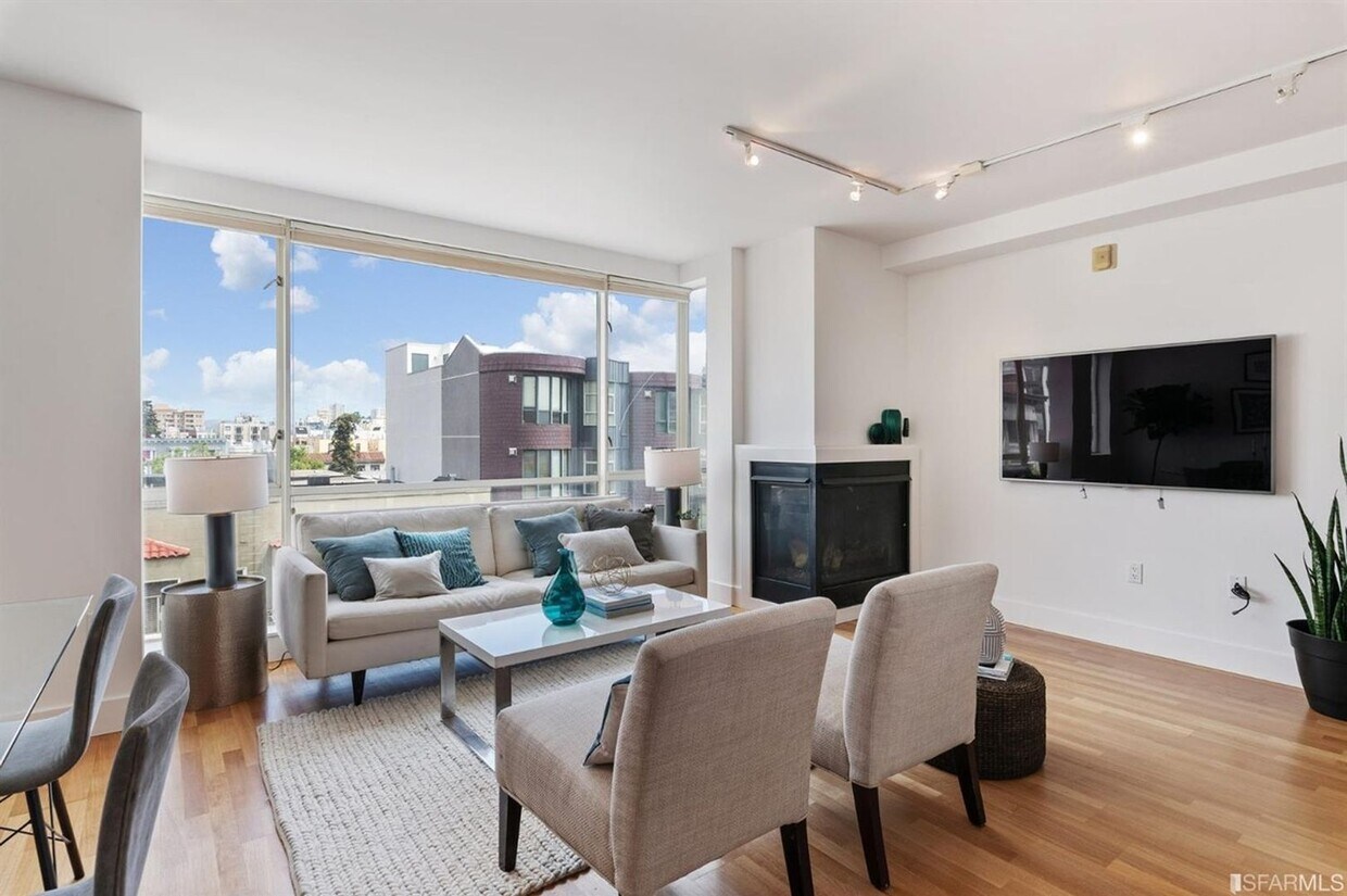 Foto principal - Contemporary 2BD/2BA Condo with parking an...