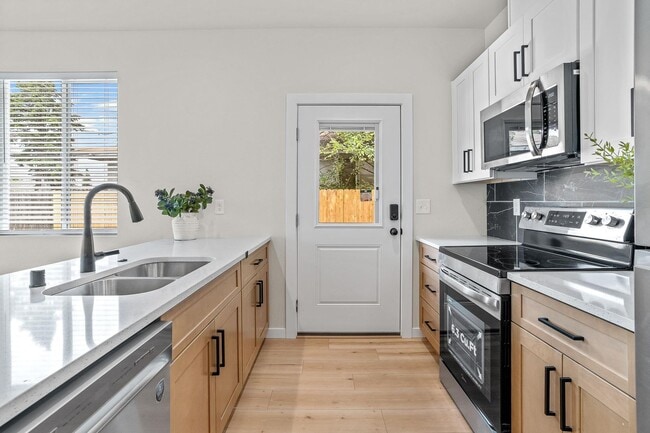 Building Photo - $2,500 - 3 Bed / 2 Bed Brand New Construct...