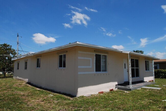 Building Photo - 3110 SW 33rd Ave