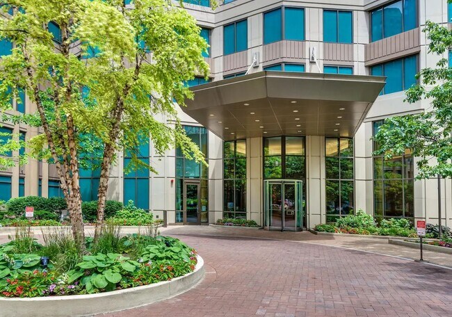 Building Photo - 400 N La Salle Dr