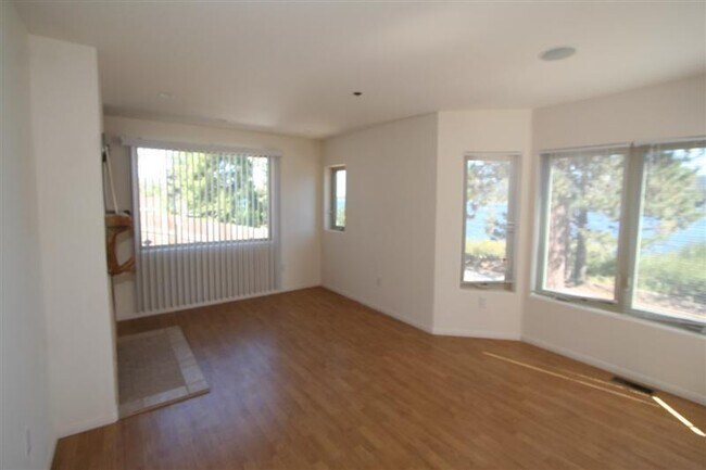 Foto del edificio - 38520 N Shore Dr