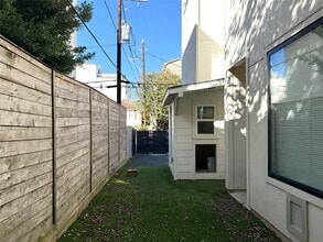 Building Photo - 707 W Clay St