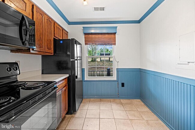 Building Photo - 1647 S Barton St